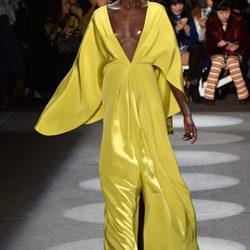 Vestido vaporoso amarillo de Christian Siriano en la Fashion Week de Nueva York para otoño/invierno 2016/2017