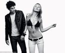 Georgia May Jagger con bikini y pantalón blanco de Pepe Jeans