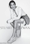 Gigi Hadid con mini falda y blusa para Stuart Weitzman primavera/verano 2016