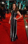 Alicia Vikander con su Louis Vuitton en la alfombra roja de los BAFTA 2016