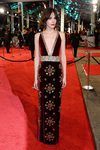 Stacy Martin con un modelo de terciopelo rojo con detalles brillantes en la alfombra roja de los BAFTA 2016