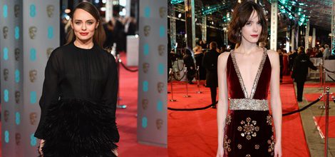 Laura Haddock con un diseño total black de plumas en la alfombra roja de los BAFTA 2016