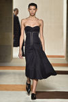 Vestido negro ligero de Victoria Beckham en la FW de Nueva York otoño/invierno 2016/2017
