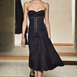 Vestido negro ligero de Victoria Beckham en la FW de Nueva York otoño/invierno 2016/2017