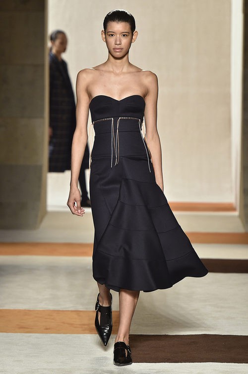 Vestido negro ligero de Victoria Beckham en la FW de Nueva York otoño/invierno 2016/2017