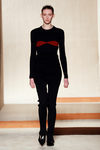 Mono negro con detalle rojo de Victoria Beckham en la FW de Nueva York otoño/invierno 2016/2017