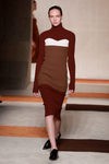 Vestido marrón y blanco de Victoria Beckham en la FW de Nueva York otoño/invierno 2016/2017