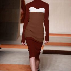 Vestido marrón y blanco de Victoria Beckham en la FW de Nueva York otoño/invierno 2016/2017