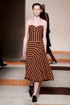 Vestido corte trapecio rayas marrones y negras de Victoria Beckham en la FW de Nueva York otoño/invierno 2016/2017