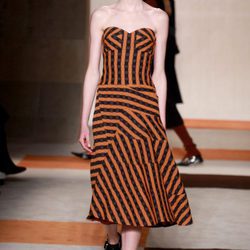 Vestido corte trapecio rayas marrones y negras de Victoria Beckham en la FW de Nueva York otoño/invierno 2016/2017