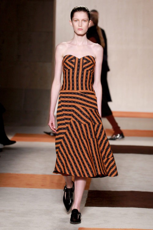 Vestido corte trapecio rayas marrones y negras de Victoria Beckham en la FW de Nueva York otoño/invierno 2016/2017