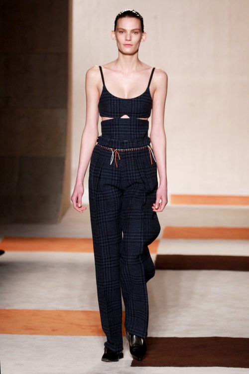 Mono estampado madras asimétrico de Victoria Beckham en la FW de Nueva York otoño/invierno 2016/2017