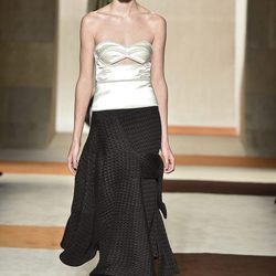 Vestido dos piezas de Victoria Beckham en la FW de Nueva York otoño/invierno 2016/2017