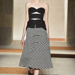 Vestido asimétrico con falda de cuadros de Victoria Beckham en la FW de Nueva York otoño/invierno 2016/2017