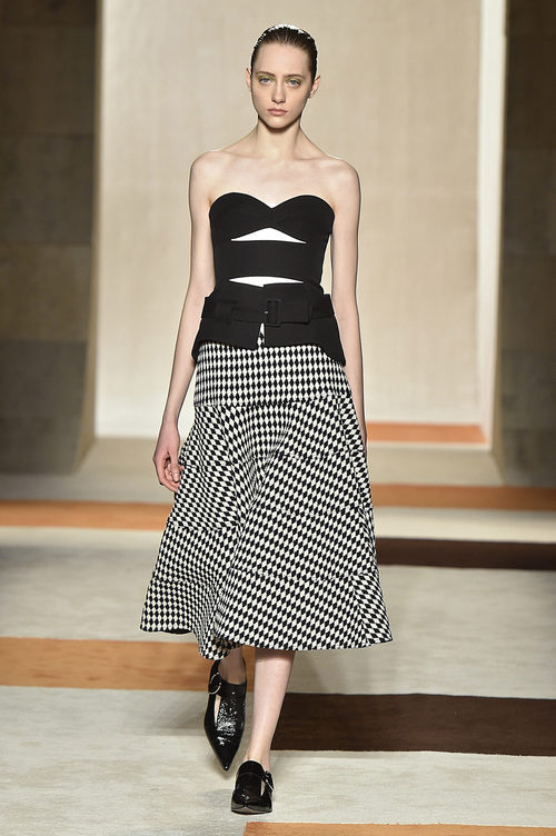 Vestido asimétrico con falda de cuadros de Victoria Beckham en la FW de Nueva York otoño/invierno 2016/2017