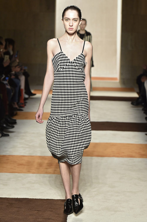 Vestido de cuadros de Victoria Beckham en la FW de Nueva York otoño/invierno 2016/2017