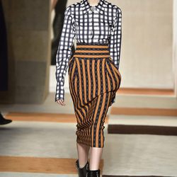 Conjunto geométrico de Victoria Beckham en la FW de Nueva York otoño/invierno 2016/2017