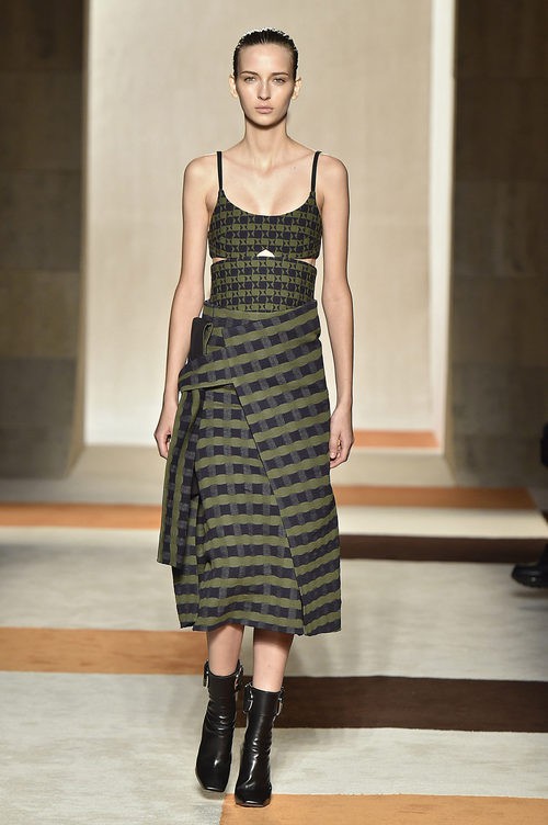 Vestido de cuadros verdes de Victoria Beckham en la FW de Nueva York otoño/invierno 2016/2017