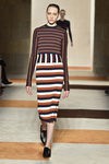 Conjunto de rayas de Victoria Beckham en la FW de Nueva York otoño/invierno 2016/2017