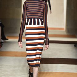 Conjunto de rayas de Victoria Beckham en la FW de Nueva York otoño/invierno 2016/2017