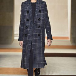 Abrigo de cuadros azul de Victoria Beckham en la FW de Nueva York otoño/invierno 2016/2017