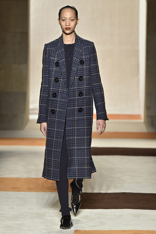Abrigo de cuadros azul de Victoria Beckham en la FW de Nueva York otoño/invierno 2016/2017