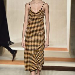 Vestido estampado rombos mostaza de Victoria Beckham en la FW de Nueva York otoño/invierno 2016/2017