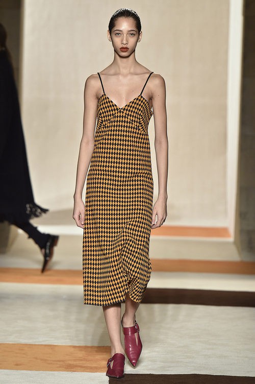 Vestido estampado rombos mostaza de Victoria Beckham en la FW de Nueva York otoño/invierno 2016/2017