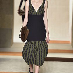 Vestido verde y negro de Victoria Beckham en la FW de Nueva York otoño/invierno 2016/2017