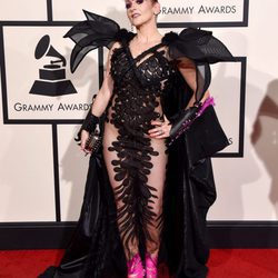Jacqueline Van Bierk con un vestido de transparencias y hombreras pronunciadas en la alfombra roja de los Premios Grammy 2016.