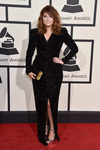 Meghan Trainor con un vestido de glitter en la alfombra roja de los Premios Grammy 2016