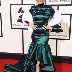 Andra Day con un vestido en verde satinado en la alfombra roja de los Premios Grammy 2016