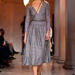 Karlie Kloss con vestido coctel gris de Carolina Herrera en FW de Nueva York para otoño/invierno 2016/2017