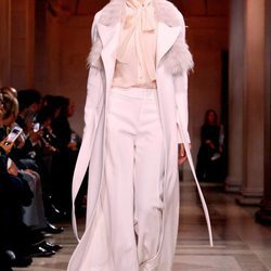 Conjunto blanco de Carolina Herrera en FW de Nueva York para otoño/invierno 2016/2017