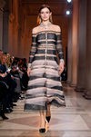 Vestido con superposición chantilly y nude de Carolina Herrera en FW de Nueva York para otoño/invierno 2016/2017