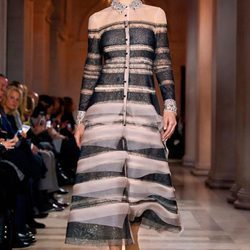 Vestido con superposición chantilly y nude de Carolina Herrera en FW de Nueva York para otoño/invierno 2016/2017