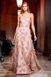 Vestido nude con flores de Carolina Herrera en FW de Nueva York para otoño/invierno 2016/2017
