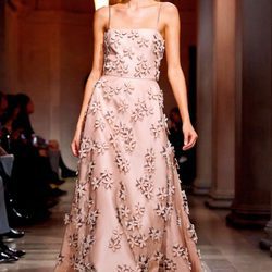 Vestido nude con flores de Carolina Herrera en FW de Nueva York para otoño/invierno 2016/2017