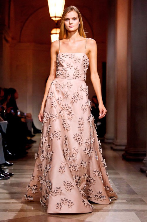 Vestido nude con flores de Carolina Herrera en FW de Nueva York para otoño/invierno 2016/2017