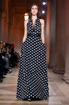 Vestido de topos de Carolina Herrera en FW de Nueva York para otoño/invierno 2016/2017