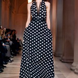 Vestido de topos de Carolina Herrera en FW de Nueva York para otoño/invierno 2016/2017