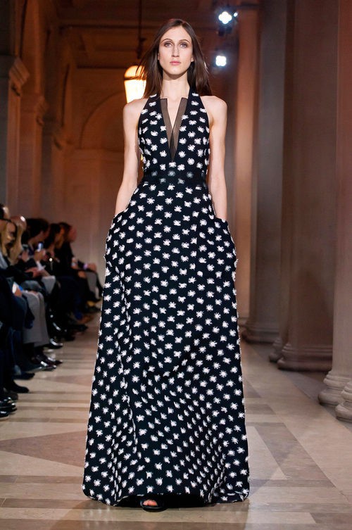 Vestido de topos de Carolina Herrera en FW de Nueva York para otoño/invierno 2016/2017