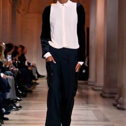 Traje femenino de Carolina Herrera en FW de Nueva York para otoño/invierno 2016/2017