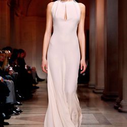 Vestido con abertura de Carolina Herrera en FW de Nueva York para otoño/invierno 2016/2017