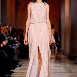 Blanca Padilla con vestido griego de Carolina Herrera en FW de Nueva York para otoño/invierno 2016/2017