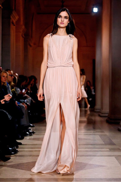 Blanca Padilla con vestido griego de Carolina Herrera en FW de Nueva York para otoño/invierno 2016/2017
