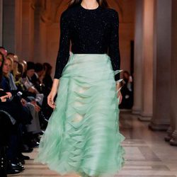 Lily Aldridge con falda turquesa de Carolina Herrera en FW de Nueva York para otoño/invierno 2016/2017