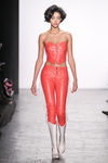 Conjunto coral de cuero de Jeremy Scott en la FW de Nueva York para otoño/invierno 2016/2017