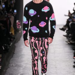 Jersey de lana y pantalones estampados de Jeremy Scott en la FW de Nueva York para otoño/invierno 2016/2017