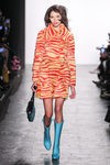 Abrigo de pelo con print colorido de Jeremy Scott en la FW de Nueva York para otoño/invierno 2016/2017
